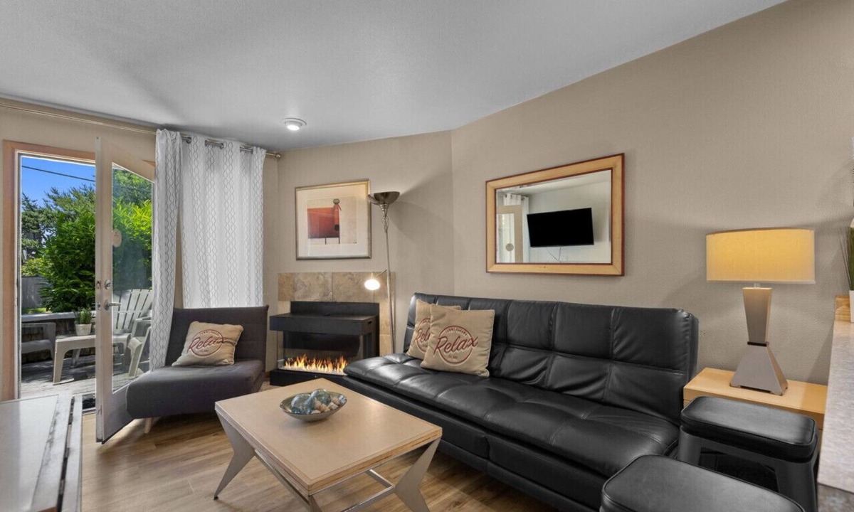 Downtown Cannon Beach Villa | 1 Pacific Surf: Cozy Town Home | Walk to Beach | Dog-Friendly