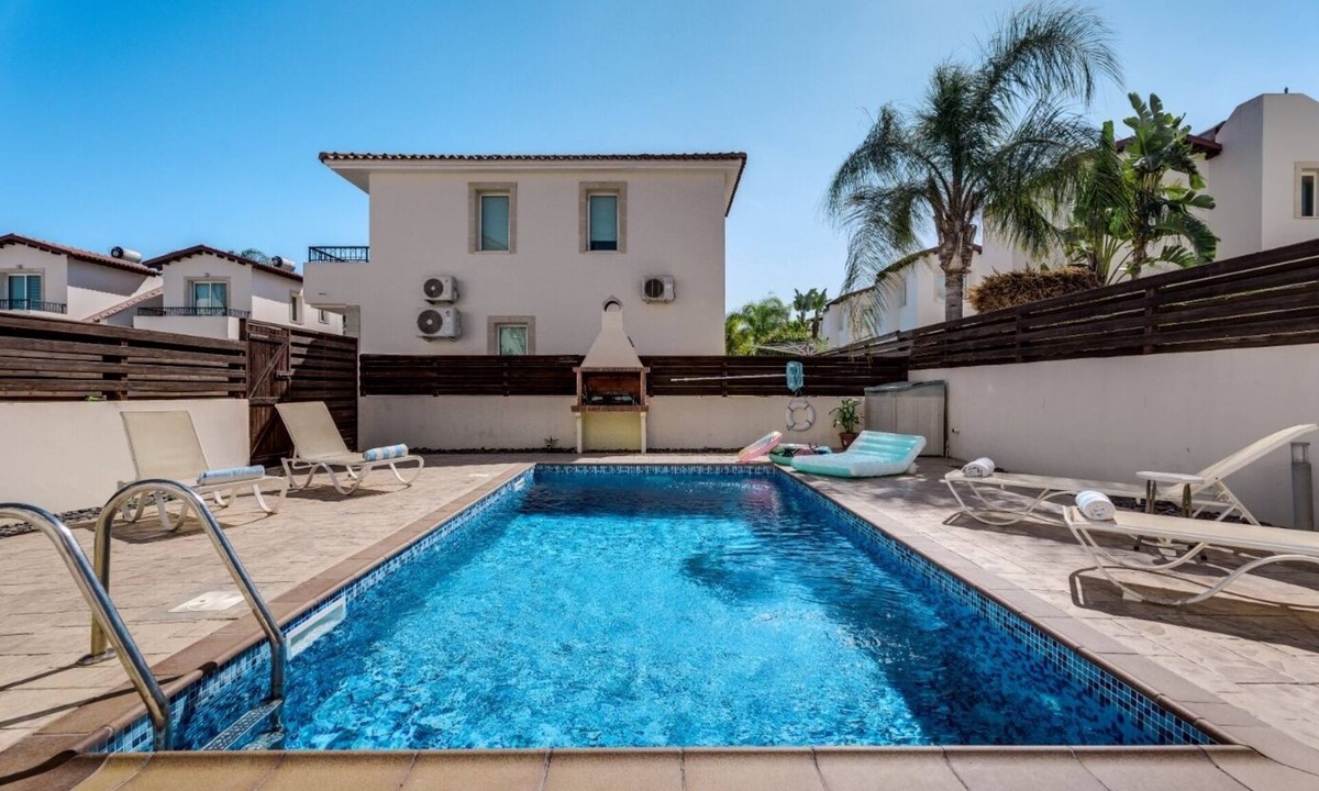 Pernera Villa | 2 bed - Sleeps 6 - Private Pool - 5 Min To Beach