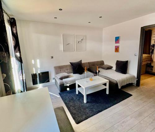 Les Brevieres Apartment | Appartement moderne et entièrement rénové en plein cœur du village, chambre séparée, balcon vue montagne, très proche des pistes