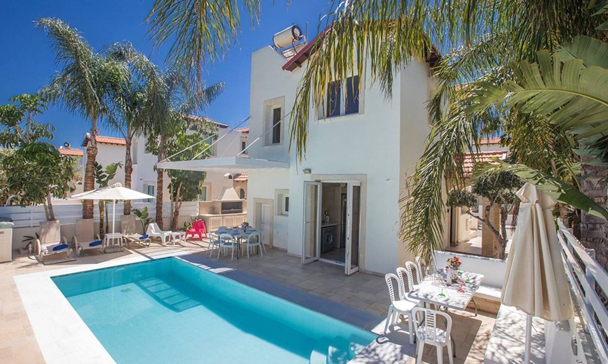 Pernera Villa | Beautiful 5 Star Holiday Villa in a Prime Location in Protaras