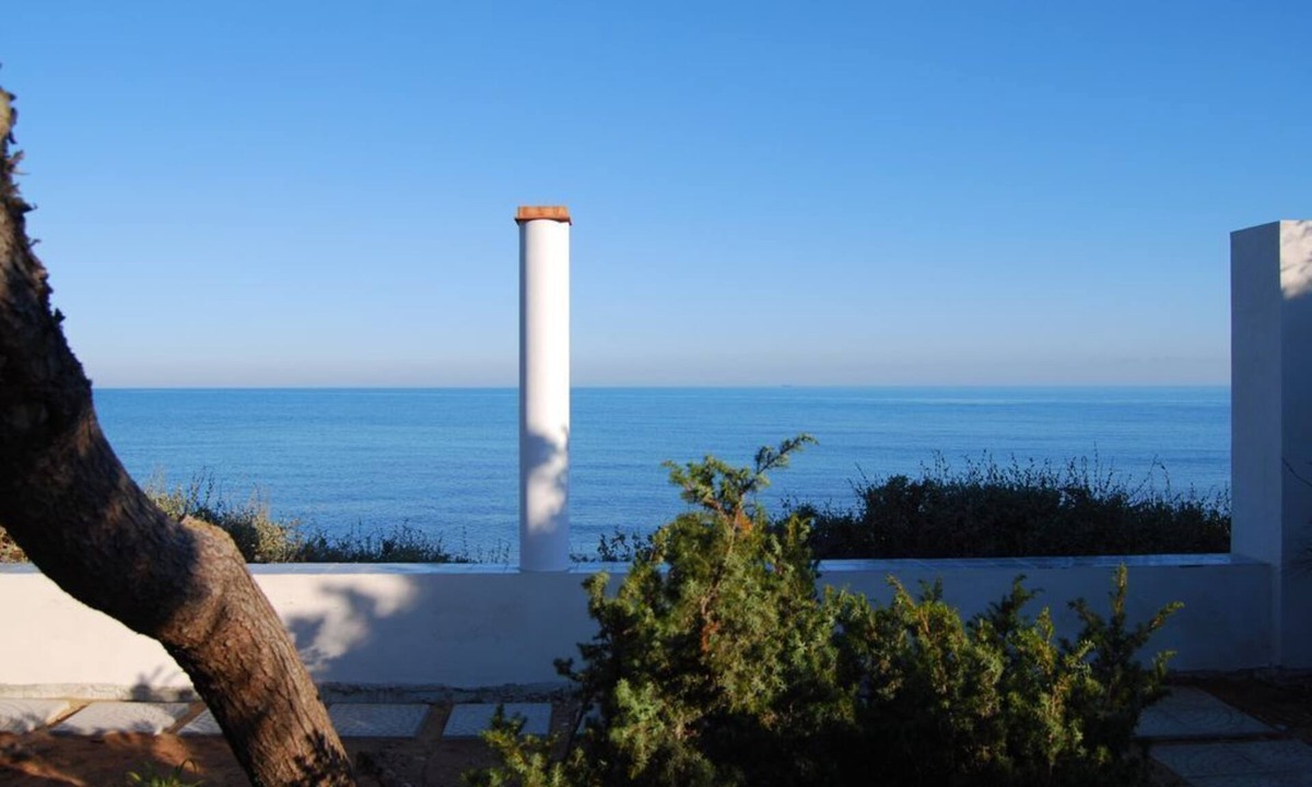Caucana-finaiti-casuzze-finaiti Nord House | Blue House: verandas overlooking the sea from the garden. Beach access from home