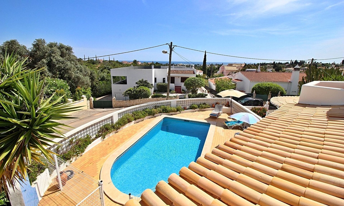 Sesmarias Villa | "Casa Júlia" - Beach, restaurants and everything at your fingertips!