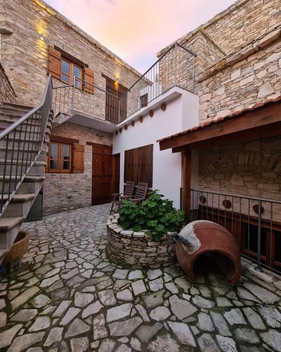Pano Lefkara Apartment | Christiana's stone studios