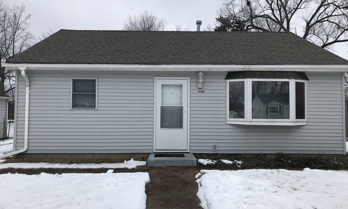 Peoria Heights House | Close to Peoria downtown area, civic center, OSF Hospital, shopping area
