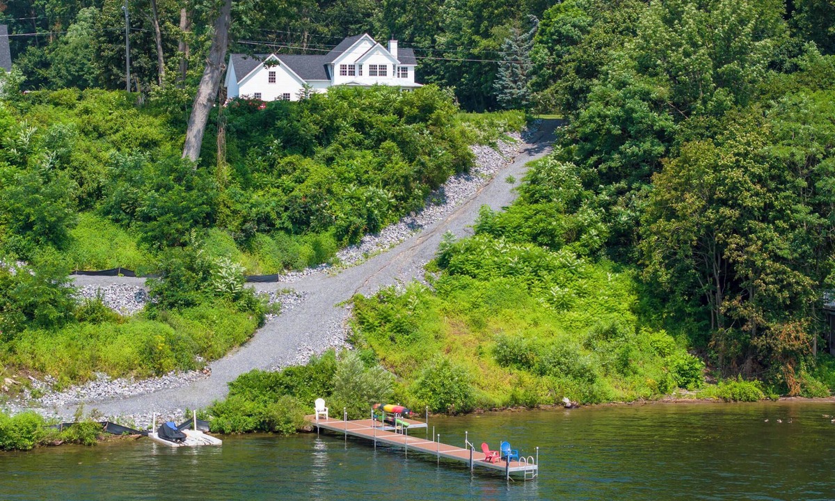 Saratoga Springs House | Come enjoy this beautiful home on Saratoga Lake!
