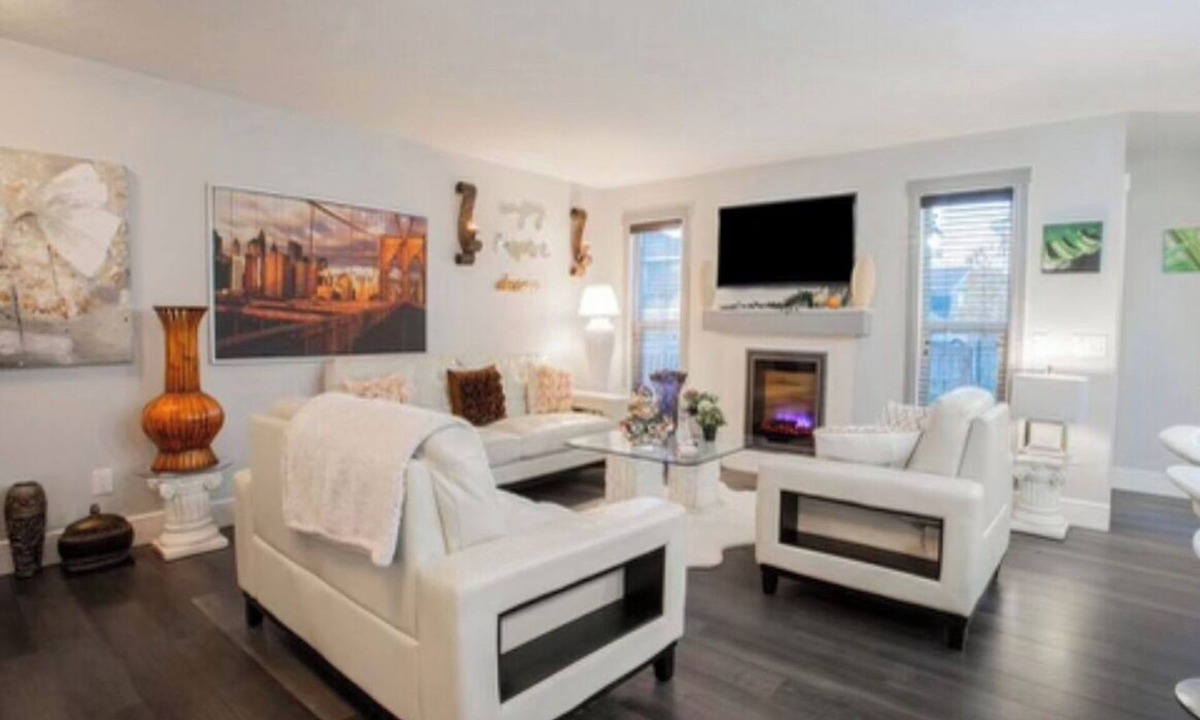 Southwest Edmonton House | Cozy and beautiful three bedroom house close to lake
