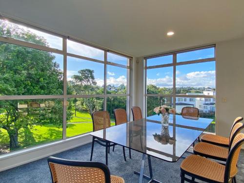 Greenlane - Ellerslie House | Designer 6BR Home Backyard Direct Park Access
