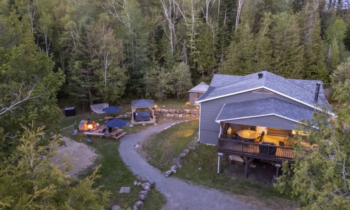 St-Adolphe-d'Howard Ski Chalet | Entre Monts et Lac - Lake Access, Fire & Relax