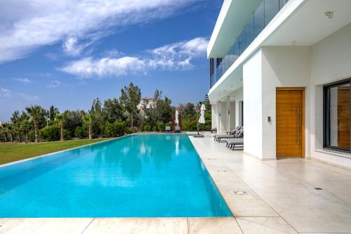 Peyia Town Villa | J&C Villa Seacave with Infinity Pool