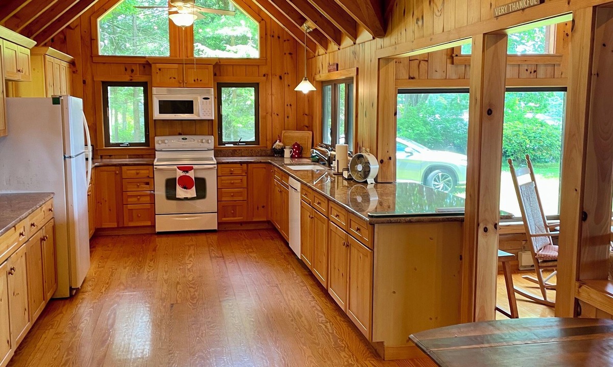 Brookfield Cabin | Lakefront cabins for family and friend gatherings