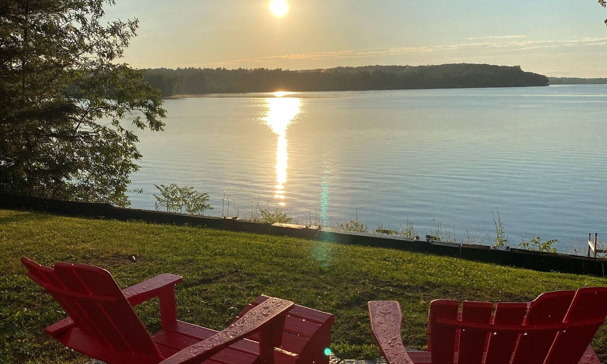 Mosinee House | Lakefront on Dubay Sleeps 13 Firepit Sauna Ski Kayak Outdoor Bar Sunsets