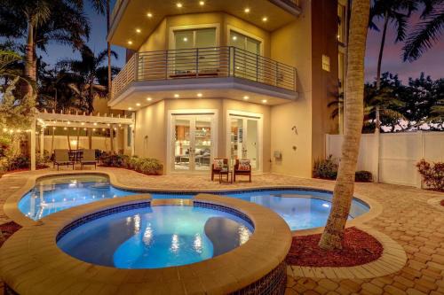 Pompano Beach House | Luxury villa wpool rooftop bar fire pit