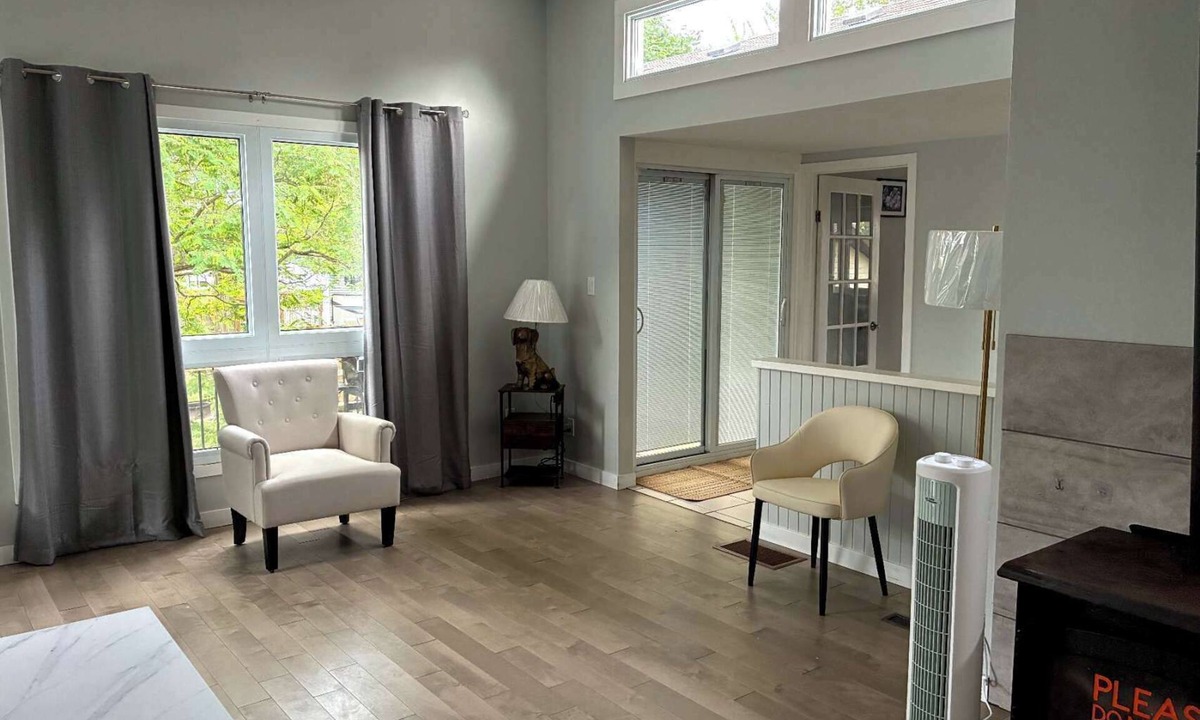 Wellington House | Main house 30m to Sandbanks - 2 minutes to the lake Consecon with playground