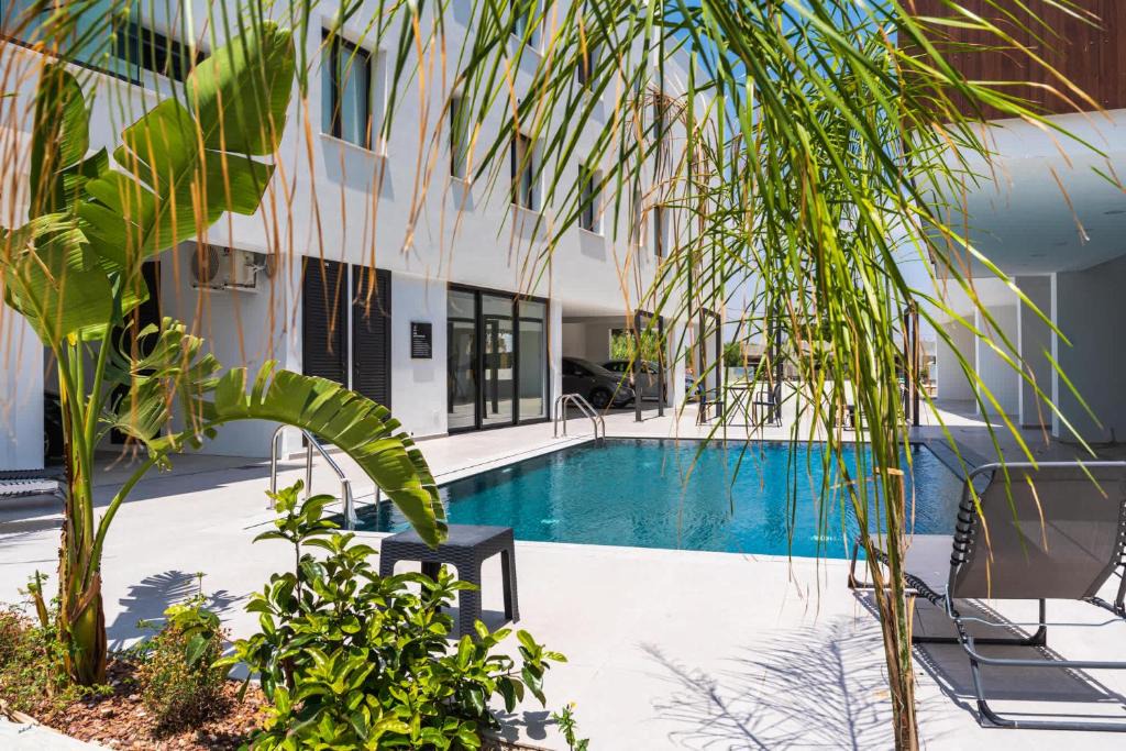 Livadia Apartment | Modern 1BR with Balcony & Free Parking Livadia