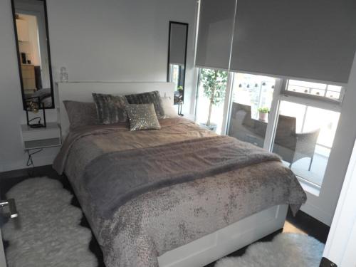 Connaught Apartment | Modern Cozy Nest