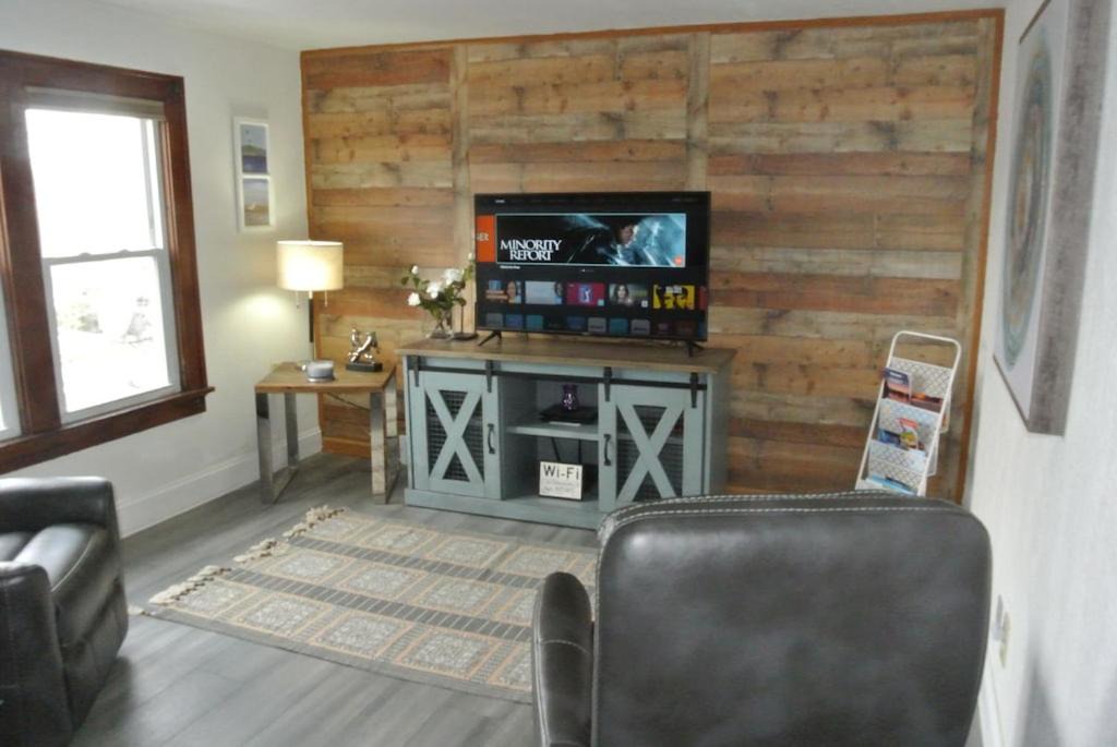 Two Rivers Apartment | Modern Upstairs Vacation Apartment in Two Rivers, Near Lake Michigan