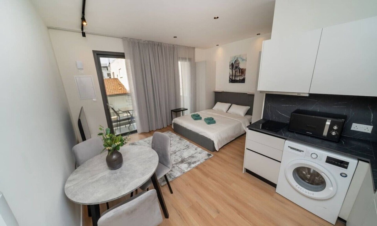 Historical Center Apartment | New Centre Studio with Balcony