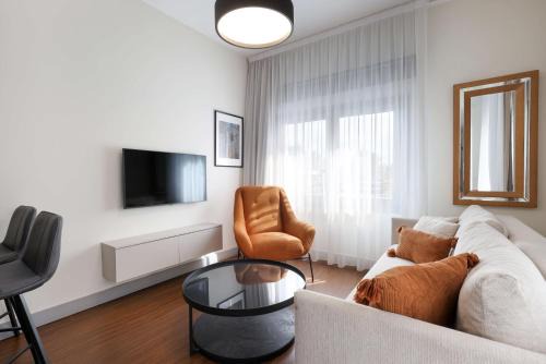 City Centre Apartment | Phaedrus Living Mini Art House Monet