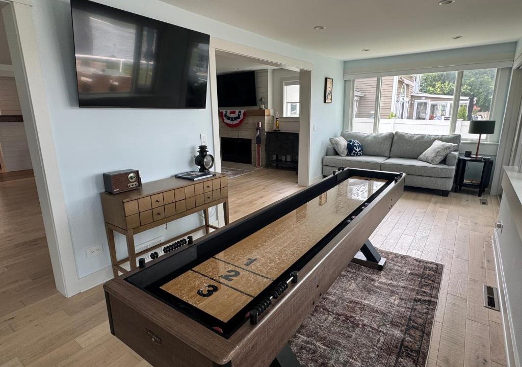 McHenry House | Riverfront Entertainment Haven
