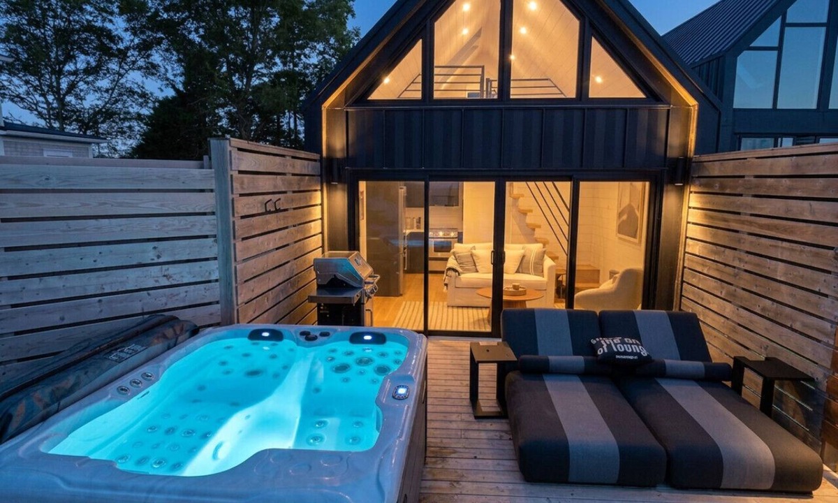Dublin Shore Cabin | Romantic Oceanfront Retreat - Hot tub