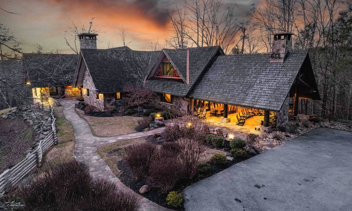 Pittman Center Cabin | Roosevelt Lodge: Majestic Lodge with Everything to Make your Perfect Vacation Great!
