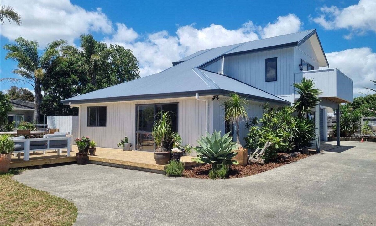 Mangawhai Heads House | Spacious Coastal Bach | Hot Tub| Pizza Oven | Perfect for Families & Groups
