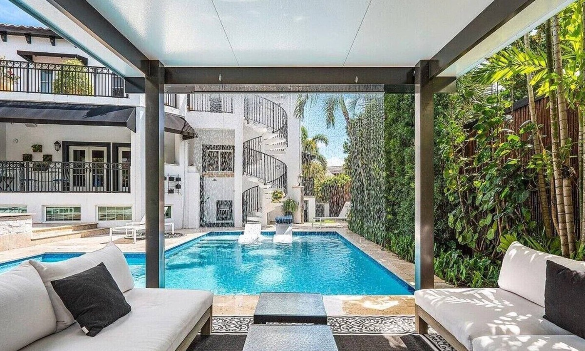 Pompano Beach Villa | Stunning Florida backyard oasis w/access to a private residences beach