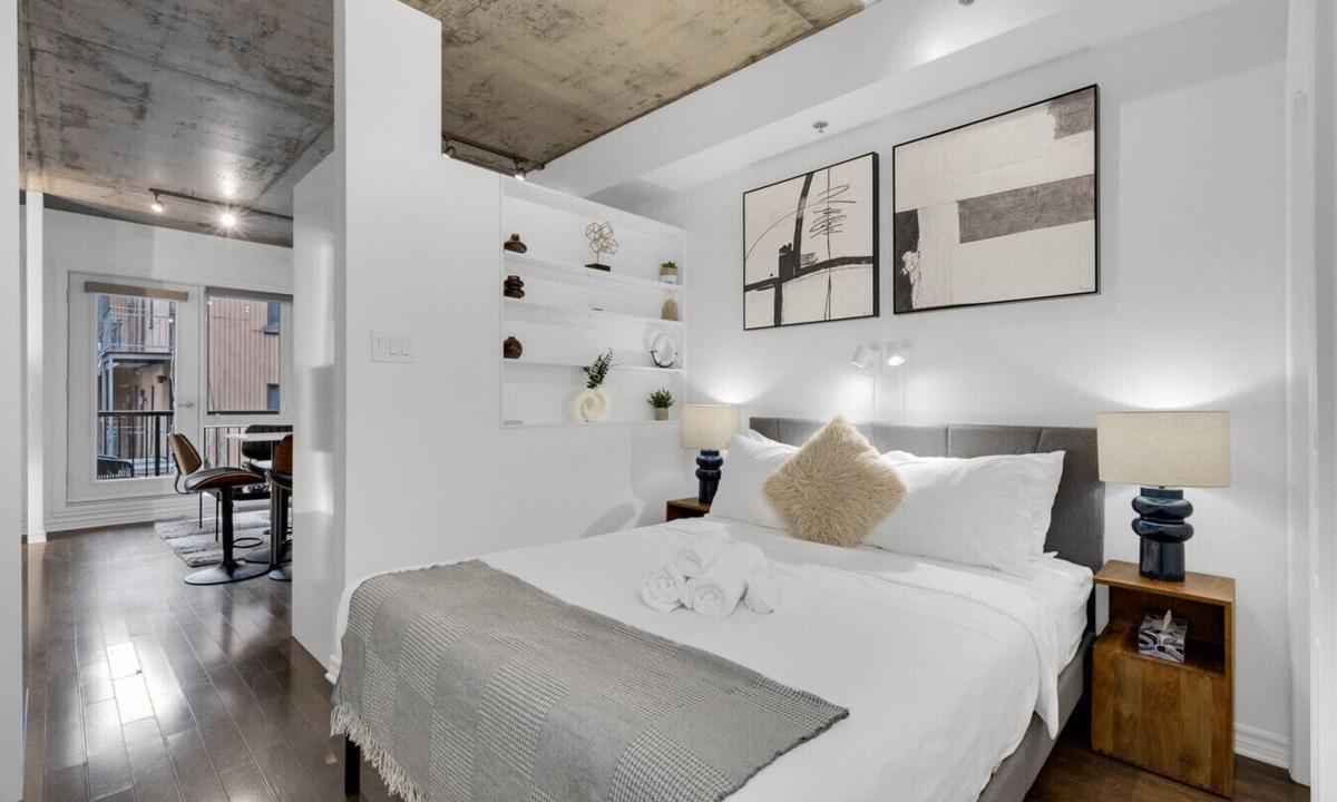 Milton Park Apartment | Suite 306 Downtown Montreal | W/Balcony, Queen Bed, Sofa Bed, Parking & 55` TV
