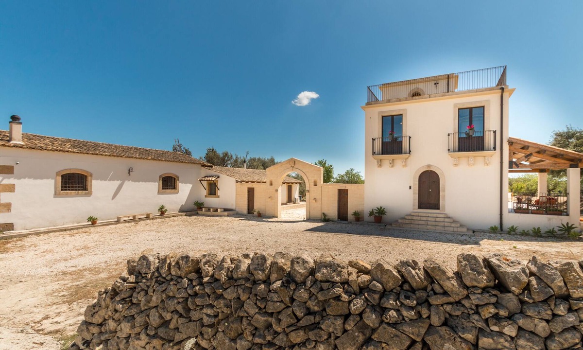 Avola House | Trappeto Dellago with pool, parking & wi.fi
