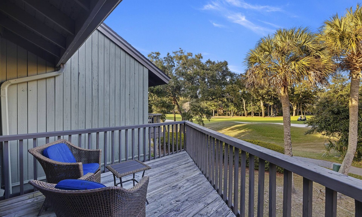 West Beach Village House | Upgraded 4BR Fairway Oaks Villa, Golf Views, Pet-Friendly, Close to Beach!