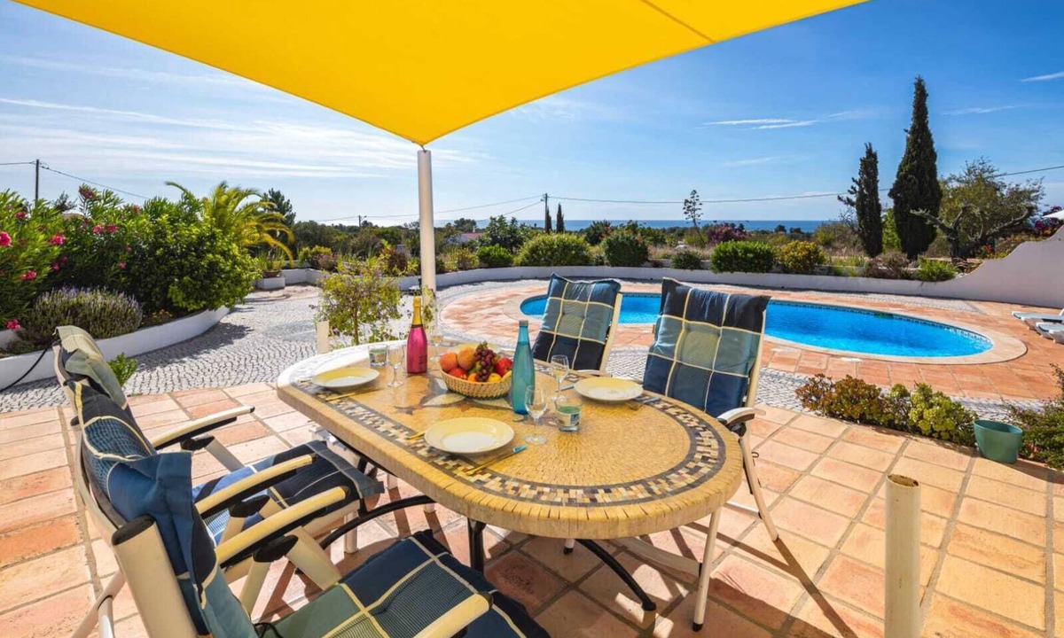 Caramujeira Villa | Villa with pool and sea view. Quiet location, beach and restaurants nearby.