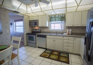 Beachfront Escape with Beach, Pool, Hot Tub & Corner Unit. Tickets Included to Top Attractions Daily in Madeira Beach