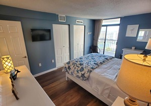 Beautiful 1 Bedroom Condo Steps from the Beach!
