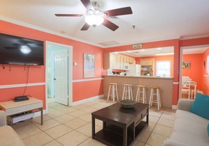 Fantastic Beachfront Resort. Roomy and Comfortable. Take a Stroll along Beach or Lounge at the Pool. in Madeira Beach