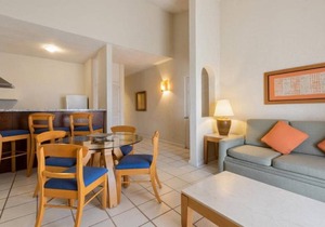 Hotel ∙ Stylish 1BR Junior Suite Near Las Palmas Park