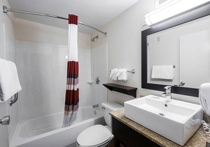 Just Minutes From The Ottawa River! Free Parking, Short Drive to Medford Square!