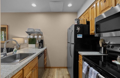 Downtown Cannon Beach Villa | 1 Pacific Surf: Cozy Town Home | Walk to Beach | Dog-Friendly