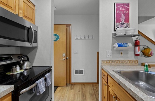 Downtown Cannon Beach Villa | 1 Pacific Surf: Cozy Town Home | Walk to Beach | Dog-Friendly