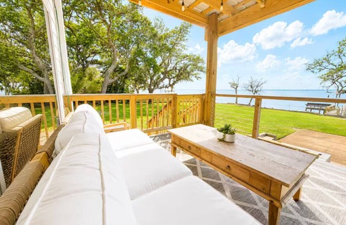 Gulf Breeze House | 180 Ft Waterfront / Private Dock / Sleeps 8