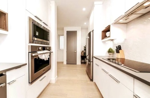 Southside House | 5BDRM Chic Modern Home - Hot Tub - King Bed - AC - Garage