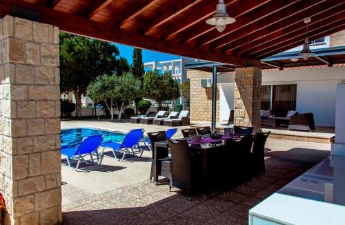 Paphos Villa | 6 bdr villa with TENNIS COURT