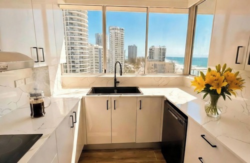 Main Beach Apartment | Absolute Beachfront | Ocean Balcony + Heated Pool