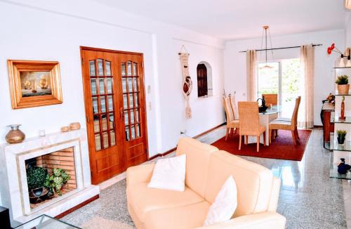 Montechoro Villa | Albufeira Elegance