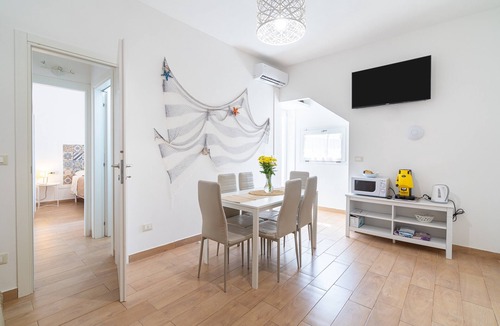 Noto Marina Apartment | Apartment 'Donna Di Denari' with Sea View, Wi-Fi and Air Conditioning