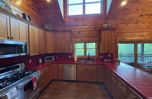 Mount Airy Cabin | Authentic Log Cabin Hot Tub, Game Room & Yard Games Sleeps 12 Wine Country