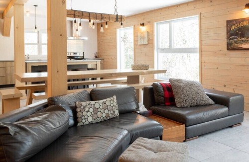 St-Adolphe-d'Howard Ski Chalet | Avec son quai privé sur le lac