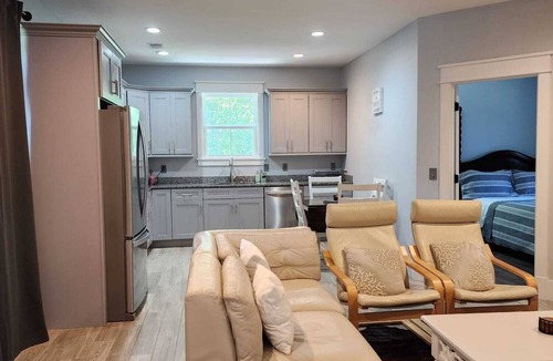 Mount Pleasant Apartment | Beautiful 2-bedroom Apartment above Garage with AC in charming Mount Pleasant