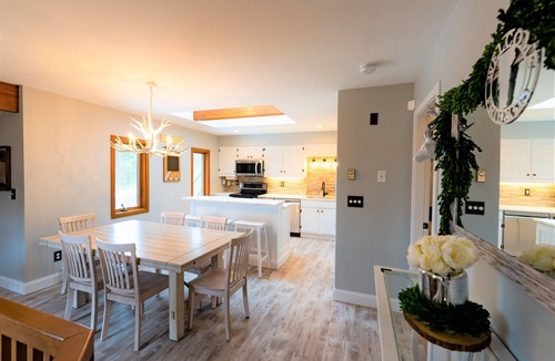 Bromley Mountain House | Beautiful Mountain Getaway - Last Minute Booking Promos! Minutes from Manchester