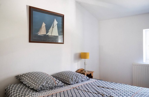 3rd Arrondissement Bed & Breakfast | Bed and Breakfast 'Chambres D'hôtes Les Rosiers' with Shared Pool and Wi-Fi