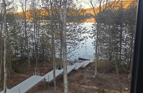 St-Adolphe-d'Howard Ski Chalet | Bijou sur le Lac - 4 bdr., 3 1/2 bath, Spa, Steam, dog, lake front 3,000 sq.ft